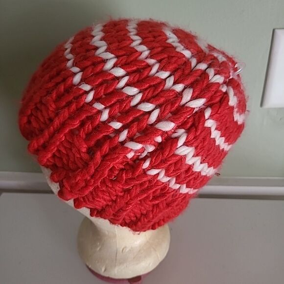 Red/White Knit Hat - Picture 4 of 5